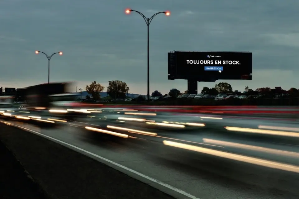 Panneau publicitaire Williams le long de l’autoroute
