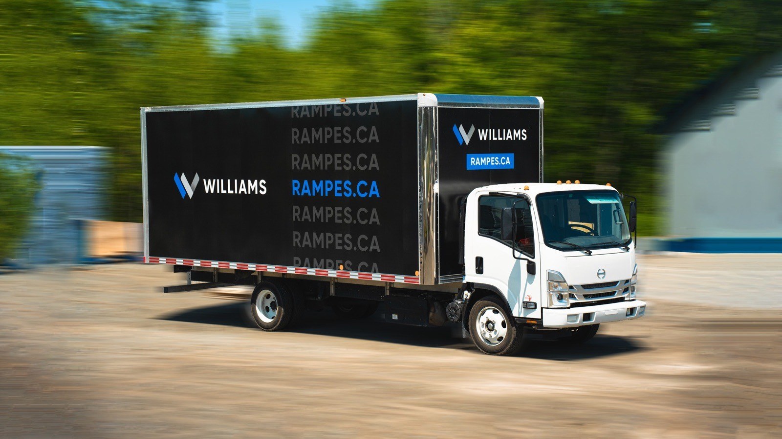 Camion de livraison Williams aux couleurs de la marque, sur la route
