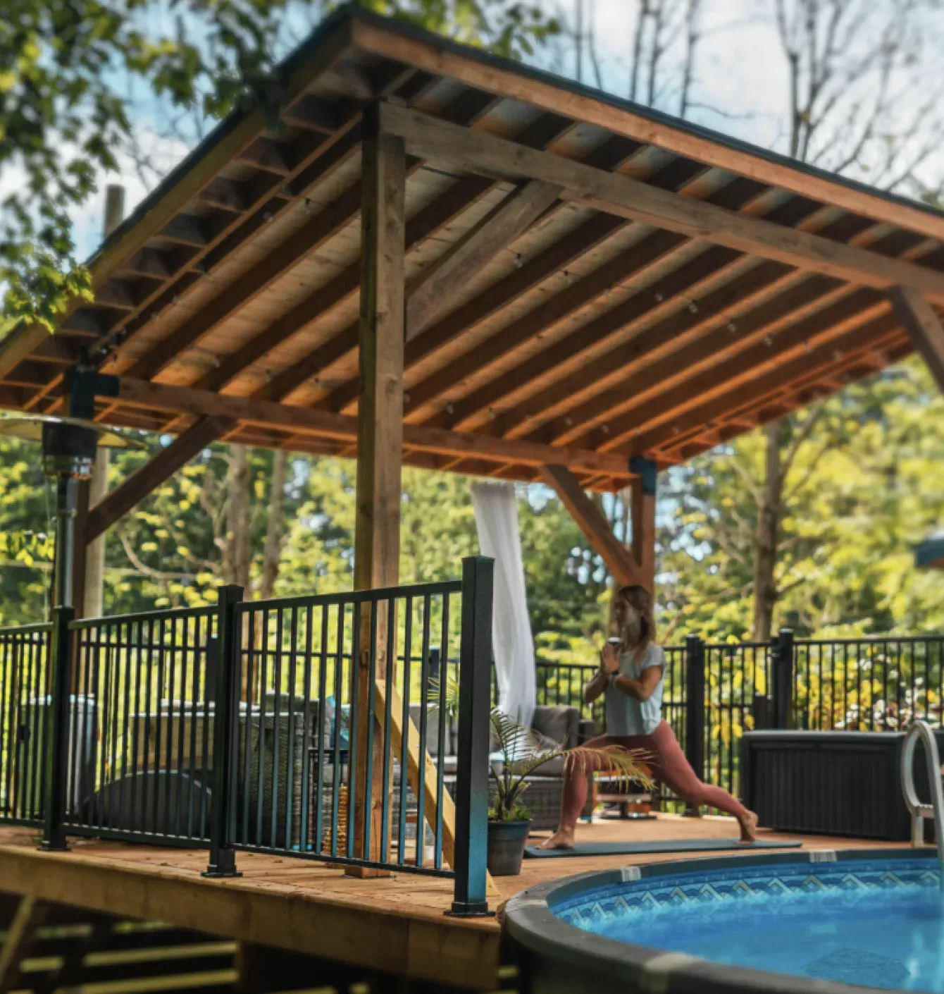 Rampe Williams sous une pergola avec piscine creusée