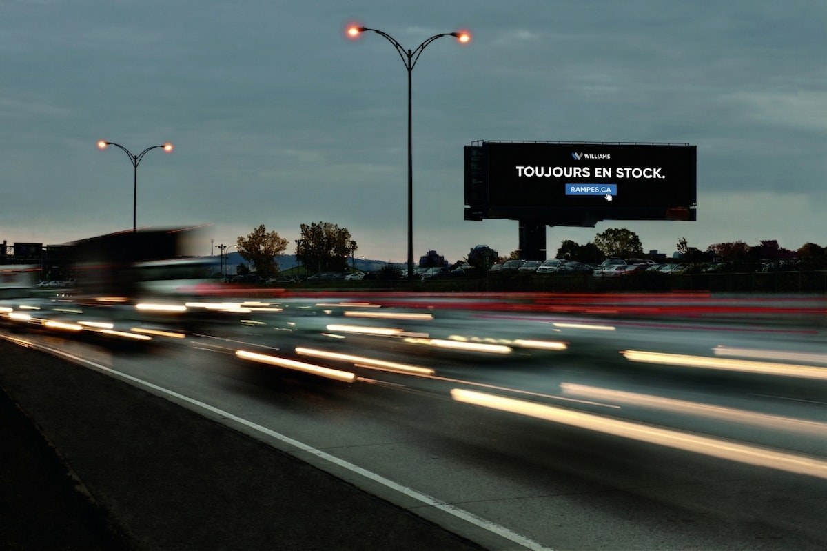 Panneau publicitaire Williams le long de l'autoroute