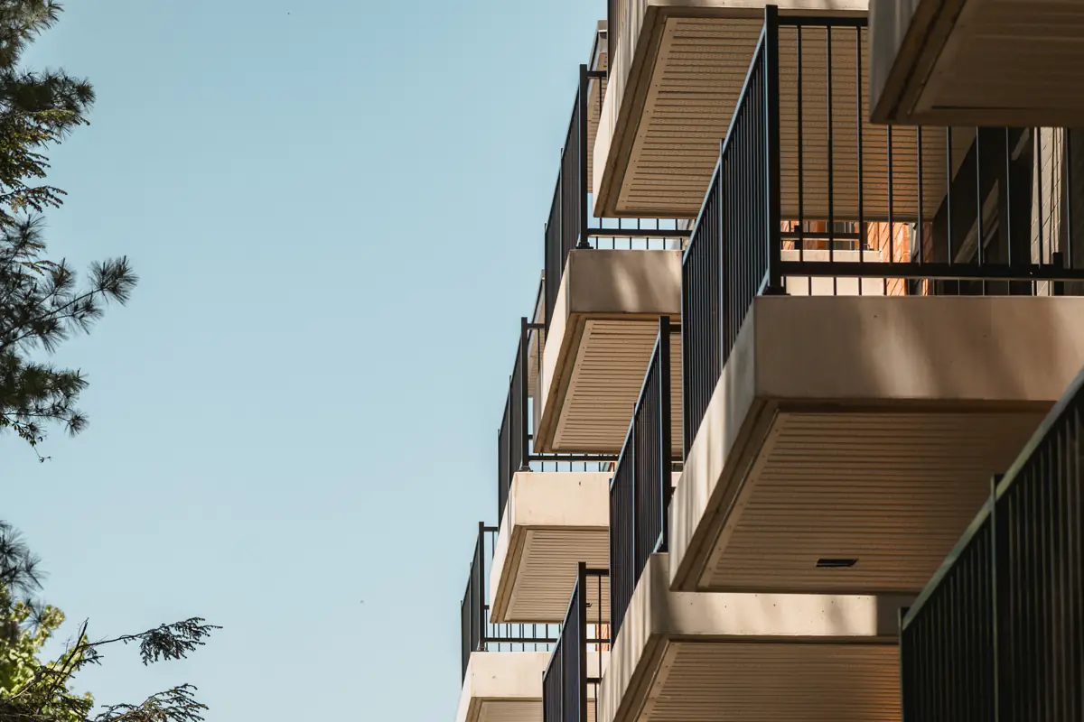 Balcons en enfilade, garde-corps noirs à barreaux