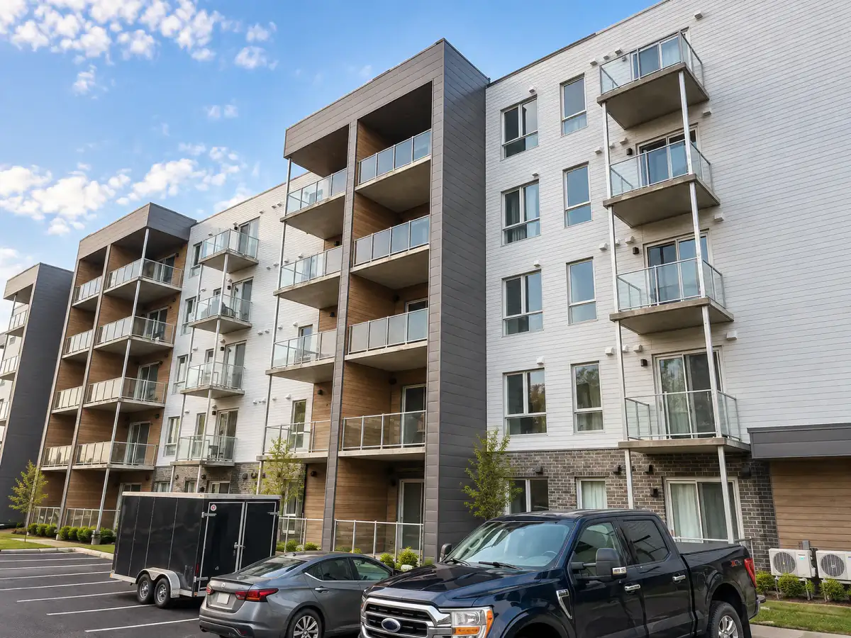 Immeuble de logements, balcons en verre